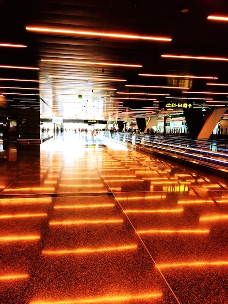 Foto luces iluminadas que se reflejan en el suelo de mármol en el aeropuerto