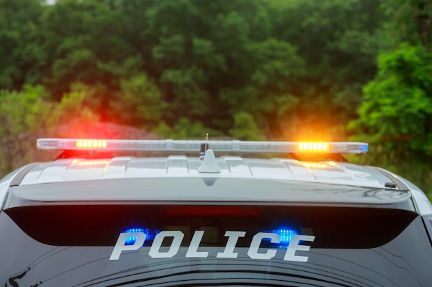 Luces intermitentes del coche de policía en la ciudad.