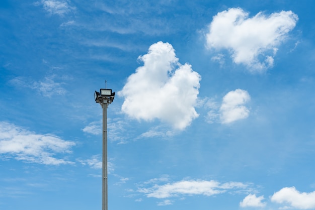 Foto las luces led de acero llevaron luces con fondo de cielo azul y nubes.