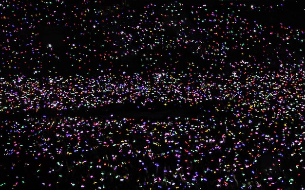 Las luces de la multitud del concierto