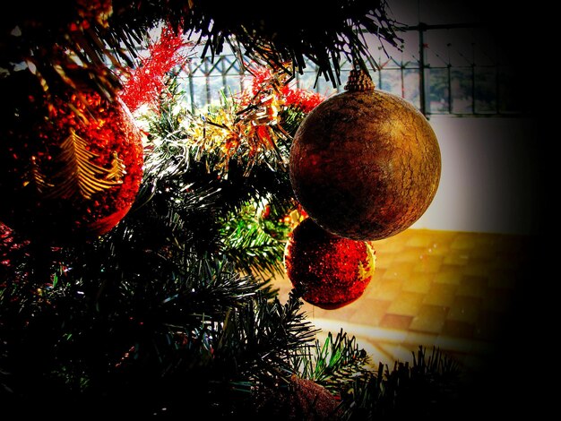 Foto luces de navidad en el árbol