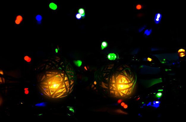 Las luces de Navidad de cerca la foto. Ambiente acogedor por la noche. Tiempo festivo. Concepto de vacaciones.