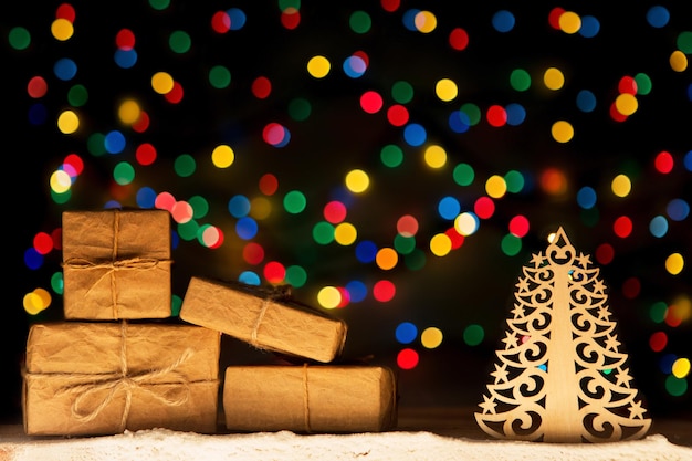 Luces de Navidad como estrellas Árbol de Navidad Decoración vintage Cajas de regalo y espacio de copia para texto