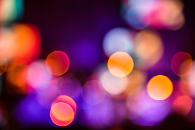 Las luces de Navidad desenfocadas por la noche