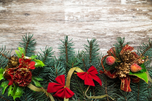 Las luces de Navidad se encuentran sobre tablas oscuras y viejas.