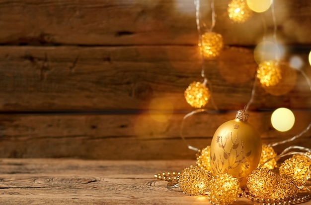 Luces de Navidad y fondo de madera de juguete.