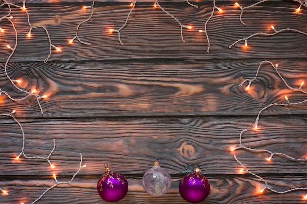 Luces de navidad fondo de madera marrón con adornos