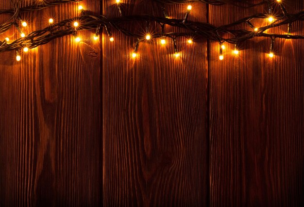 Luces de Navidad en el fondo de madera