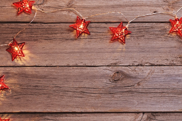 Luces de Navidad sobre fondo de madera