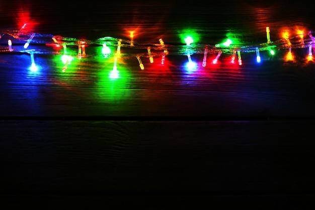 Luces de Navidad sobre fondo de madera