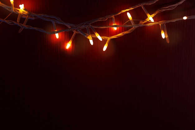 Luces de Navidad sobre fondo de pared con textura