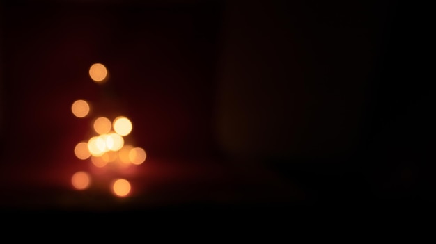 Luces de Navidad sobre fondo rojo con efecto bokeh