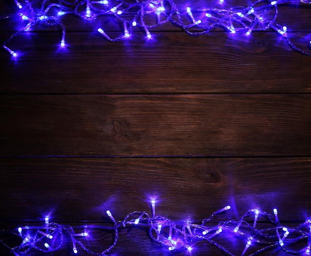 Luces de Navidad en superficie de madera