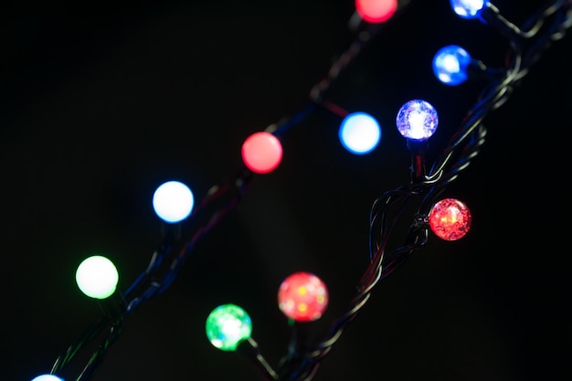 Luces navideñas en el árbol de Navidad con un hermoso bokeh