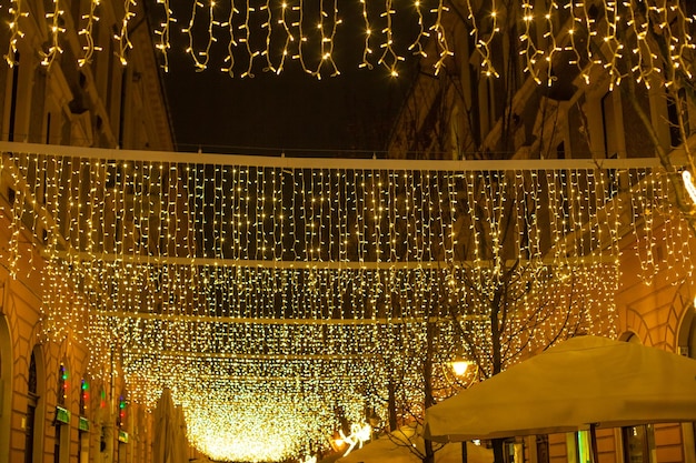 Luces navideñas doradas iluminadas