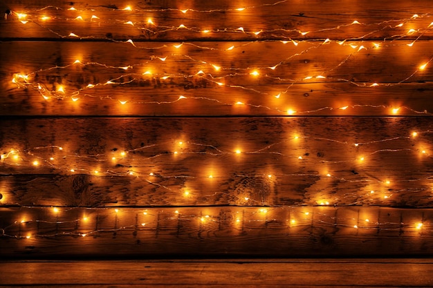 Luces navideñas festivas sobre fondo de madera