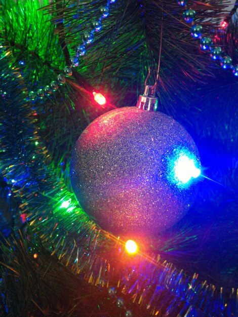 Luces navideñas iluminadas por la noche