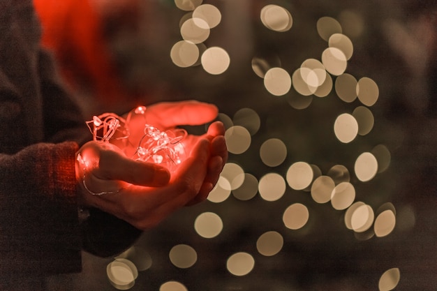 Luces navideñas en las manos