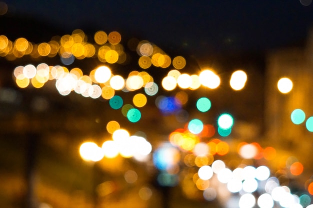 Las luces navideñas en la noche en la calle.