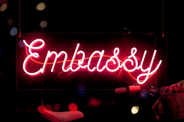 Luces de neón de la Embajada