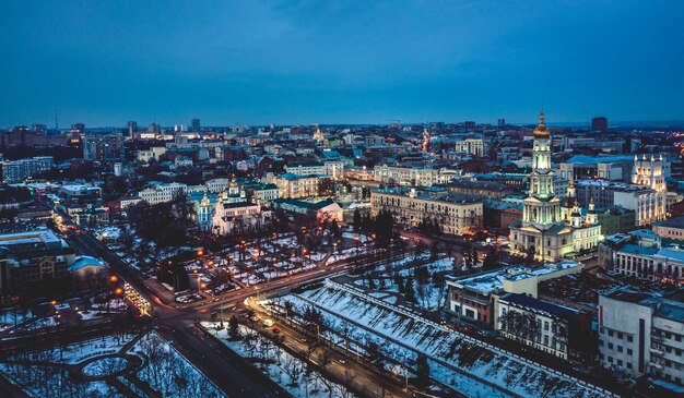 Luces de la noche en el hermoso centro de Kharkiv