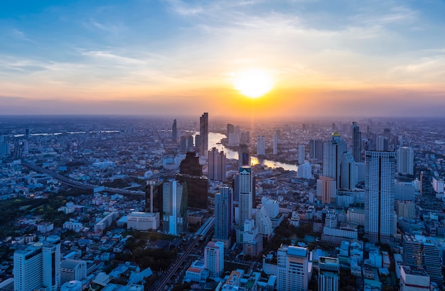 Las luces de la noche y la noche de Bangkok cuando se ve desde una esquina