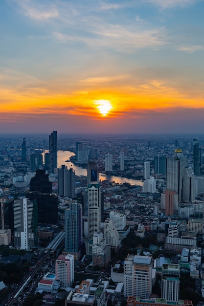 Las luces de la noche y la noche de Bangkok cuando se ve desde una esquina