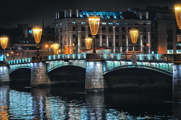 Luces de la noche en el puente a San Petersburgo. Iluminación nocturna de la ciudad.