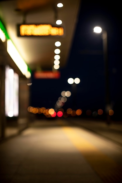 Foto luces nocturnas borrosas en la ciudad