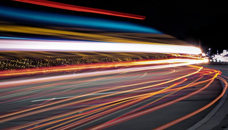 luces nocturnas de la ciudad y de los vehículos y exposición prolongada