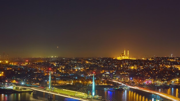 Luces nocturnas de la vista de Estambul desde la torre de Galata Estilo retro