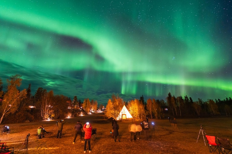 Las luces del norte en Aurora Village en Yellowknife por la noche Territorios del Noroeste Canadá