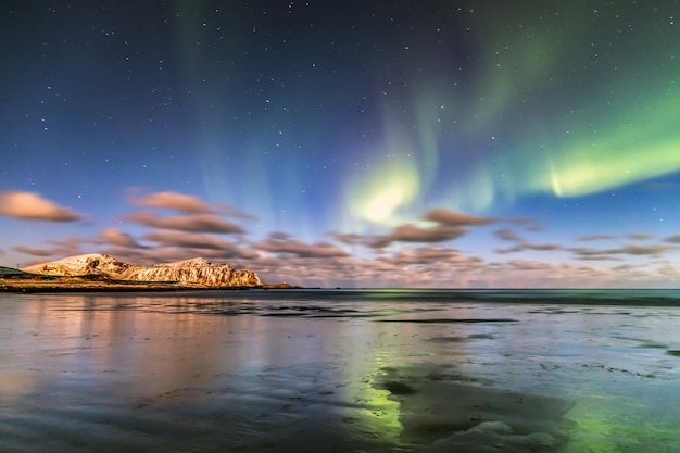 Luces del norte reflejadas en el agua Islas Lofoten Noruega