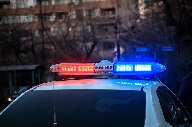 Luces rojas y azules del coche de policía