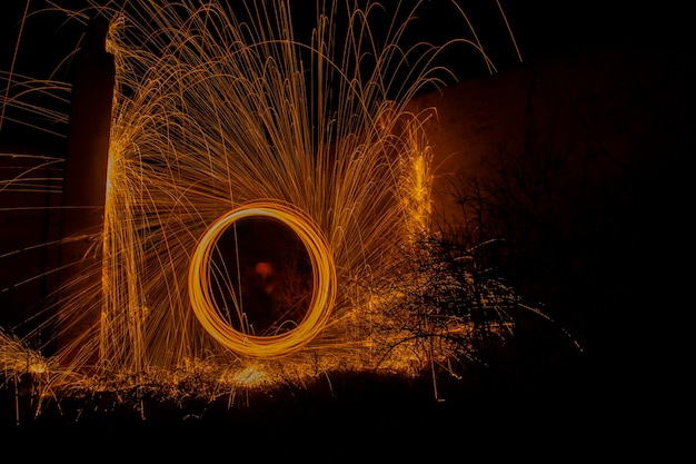 Luces rojas circulares con chispas