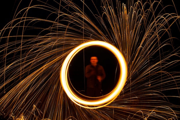 Luces rojas circulares con chispas