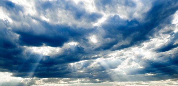 Foto luces del sol después de la tormenta