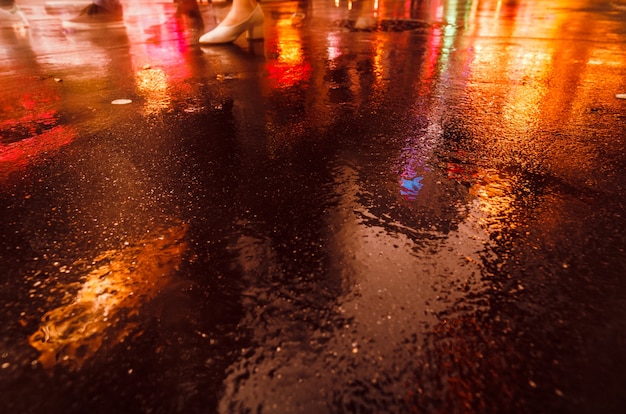 Luces y sombras de la ciudad de Nueva York. Imagen de enfoque suave de las calles de Nueva York después de la lluvia con reflejos sobre el asfalto mojado