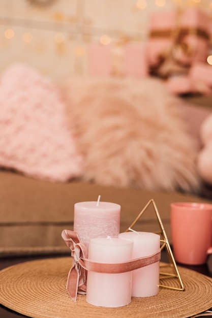 Las luces y las tazas se colocan en la mesa de café cerca del sofá.