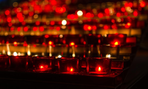 Luces de té encendidas en la iglesia en la oscuridad