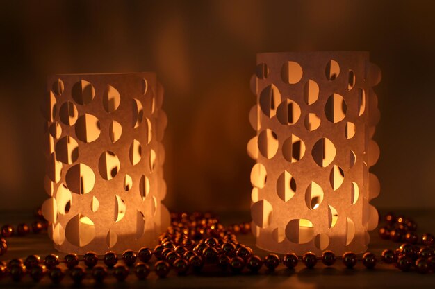 Luces de velas de decoración para el hogar en la mesa