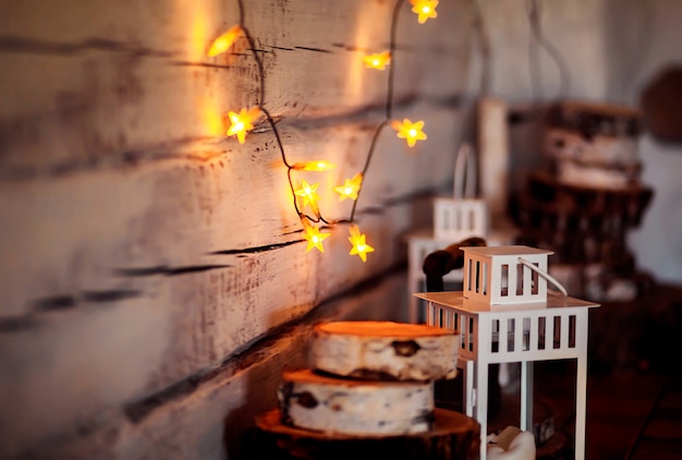 Luces y velas sobre un fondo de madera.