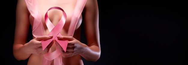 Lucha contra el cáncer de mama Cinta rosada icónica sostenida por una mujer decidida Espacio de copia de conciencia