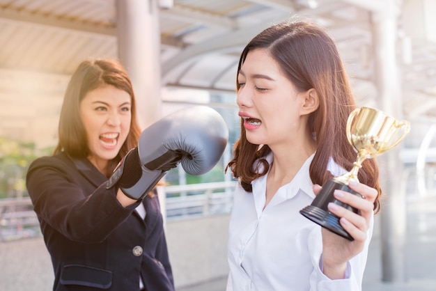 Lucha contra su amiga para ganar el trofeo, competencia empresarial