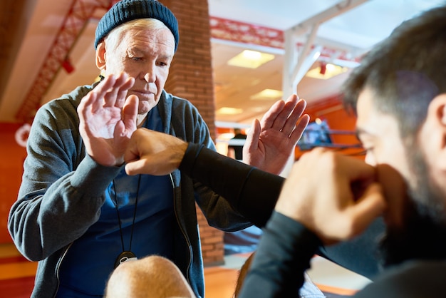 Foto luchador entrenando con su entrenador