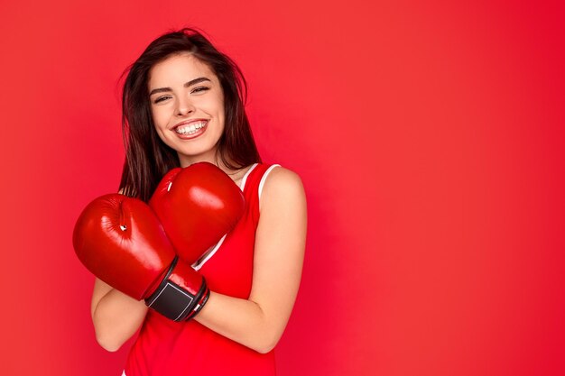 Luchador feliz cruzando los brazos en guantes de boxeo