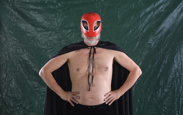 luchador mexicano con mascara roja