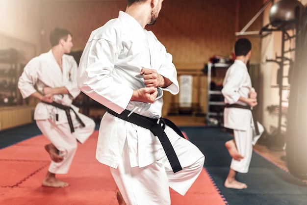 Foto luchadores de artes marciales en entrenamiento en gimnasio