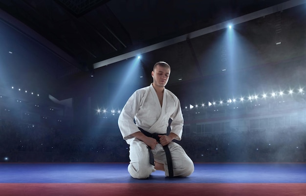 Luchadores de karate en campeonato de lucha de tatami