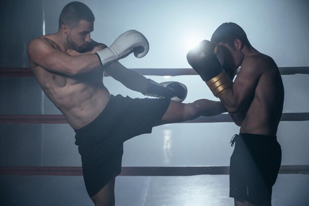 Foto luchadores luchando en el ring